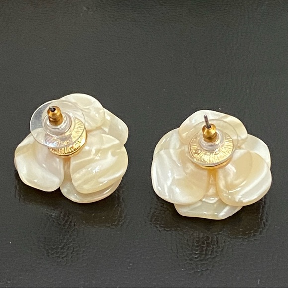Unsigned Ivory Cream Swirl Resin CZ Center Flower Earrings - Picture 4 of 13